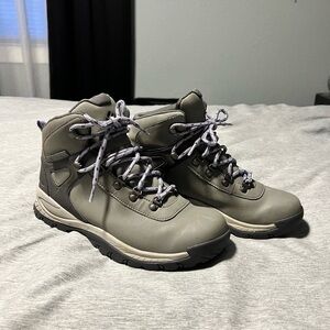 Columbia hiking bootss